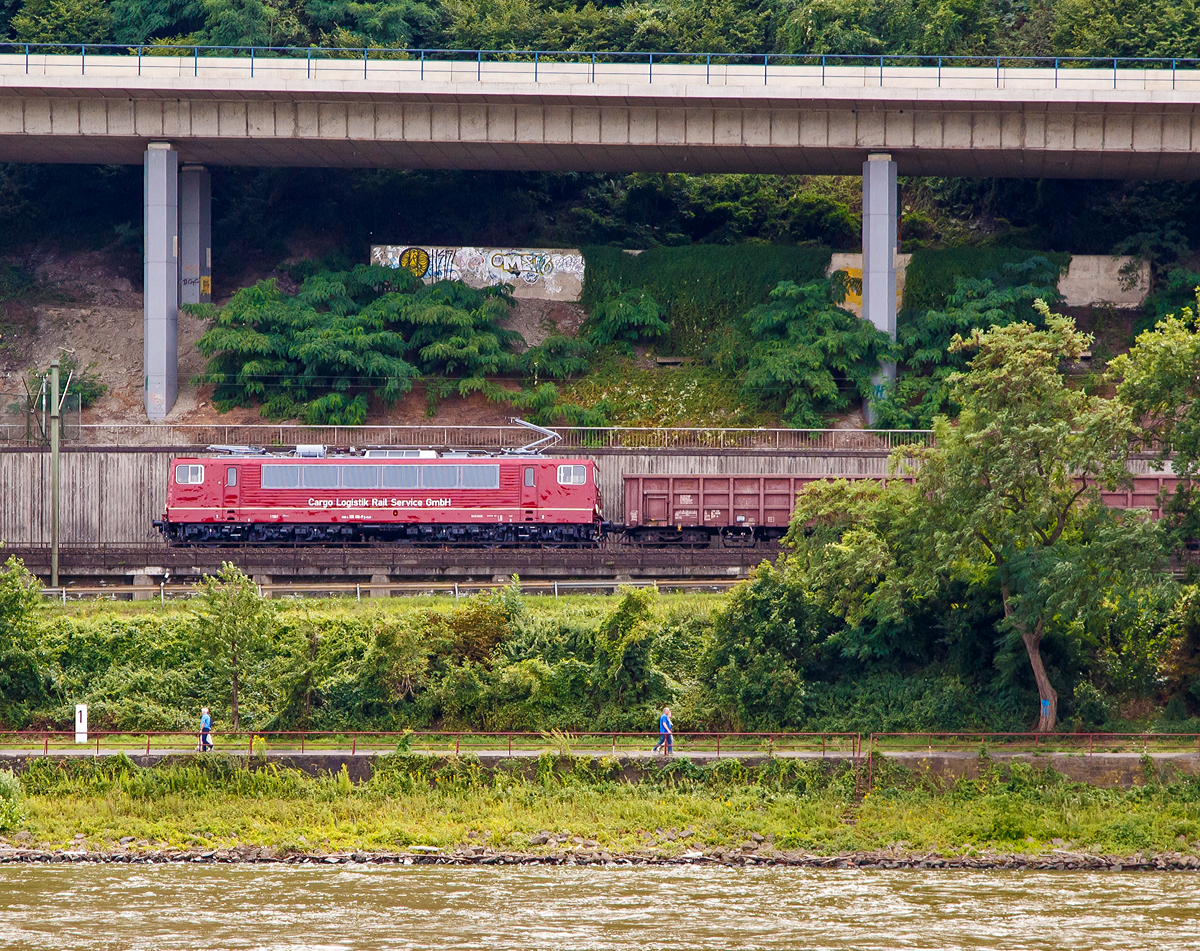 
Die 155 016-9 (91 80 6155 016-9 D-CLR) der Cargo Logistik Rail-Service GmbH (Barleben) fährt am 30.07.2017 mit einem Güterzug auf der linken Rheinseite in Richtung Norden, hier ist sie kurz vor Andernach. 

Die Lok wurde 1977 von LEW (VEB Lokomotivbau Elektrotechnische Werke Hans Beimler) in Hennigsdorf unter der Fabriknummer 14776 gebaut und als 250 016-3 an die DR (Deutsche Reichsbahn) geliefert. 
Weiterer Lebenslauf:
01.01.1992 Umzeichnung in DR 155 016-9
01.01.1994 Umzeichnung in DB 155 016-9 (91 80 6155 016-9 D-DB)
2016 ging sie an die CLR - Cargo Logistik Rail-Service GmbH (Barleben)