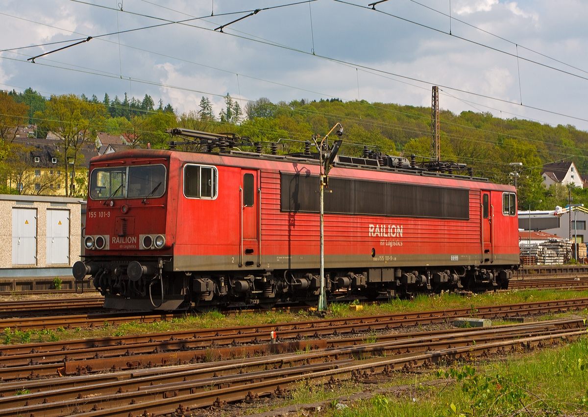 
Die 155 101-9 (ex DR 250 101-3) der DB Schenker Rail Deutschland AG abgestellt am 01.05.2014 in Kreuztal. 

Der  Strom-Container  wurde 1979 bei LEW (VEB Lokomotivbau Elektrotechnische Werke Hans Beimler) in Hennigsdorf unter der Fabriknummer 16447 gebaut und als 250 101-3 an die DR (Deutsche Reichsbahn) geliefert. Die Umzeichnung in DR 155 101-9 erfolgte 1992 und zum 01.01.1994 dann in DB 155 101-9.Seit 2007 hat sie die NVR-Nummer 91 80 6155 101-9 D-DB.