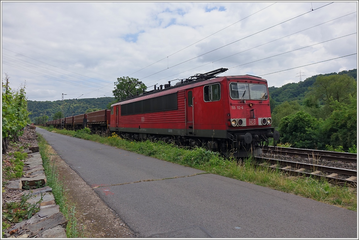 Die 155 112-6 auf der Fahrt in Richtung Trier bei Winningen.
(20.06.2014)