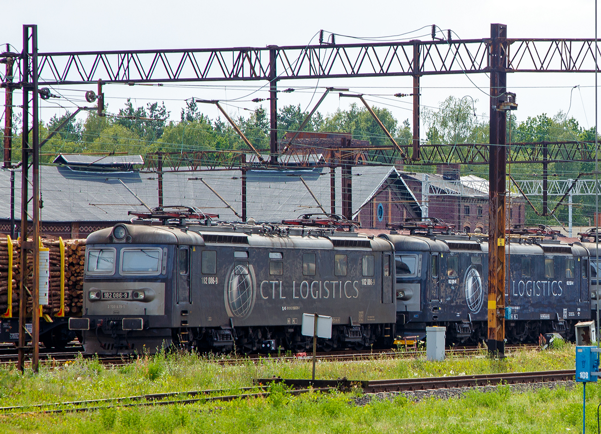 Die 182 086-9 (91 51 3 150 679-1 PL-KC, ex ČD 182 086-9, ex ČSD E669.2086) und die 182 100-8 (91 51 3 150 681-7 PL-KC, ex ZSSK 182 100-8, ex ČSD E669.2100 ) der CTL Logistics sind am 27.06.2017 beim Bahnhof Rzepin / Polen (deutsch Reppen) abgestellt.

Beide Loks wurden 1964 von �koda in Pilsen gebaut, die 182 086-9 unter der Fabriknummer 59E/2-5074 und die 182 100-8 unter der Fabriknummer 59E/2-5088.

Bei den sechsachsigen ČSD -Elloks der Reihe E 699.1 befriedigten weder die Laufeigenschaften, noch die gro�e Schienenabnutzung. Daher �nderte �koda in Plzeň (Pilsen) bei der �koda 59E, Nachfolgebauart der  E669.2 (ab 1988: Reihe 182 der ČD und �SR) den Radsatzstand der Drehgestelle auf 2.500 und 2.100 mm und passte die Gelenkkupplung der Drehgestelle entsprechend an. Zwischen 1963 und 1965 wurden in zwei Bauserien 168 Exemplare an die CSD geliefert. Die zweite Serie ab E669.2104 erhielt einen verl�ngerten Hauptrahmen f�r einen m�glichen Einbau einer automatischen Kupplung. Die Sekund�rfederung mit Blattfedern ersetzte man sp�ter wie bei der Reihe 183 durch zylindrische Schraubenfedern. Die elektrische Ausr�stung entsprach im Wesentlichen der zweiten Serie der Baureihe 181.

In den ersten Jahren des neuen Jahrtausends sank der Stern der Baureihe 182 merklich.  Doch ab 2005 gingen die polnischen privaten Bahnunternehmen auf Einkaufstour. Als erste gelangte die ex- �SR 182-053 im November 2005 nach einer Revision zur PTKiGK Zabrze (heute DB Cargo Polska) und immer mehr Exemplare folgten, wie hier die beiden Maschinen der CTL Logistics. Insgesamt sind Mittlerweile �ber 50 Loks der Tschechoslowakischen Baureihe 182 in Polen.

Die ČSD-Baureihe E 669.2 (ab 1988: Baureihe 182) ist eine sechsachsige elektrische G�terzuglokomotive der einstigen Tschechoslowakischen Staatsbahn ČSD f�r das 3-kV-Gleichstromsystem im Norden und Osten der ehemaligen Tschechoslowakei. 
Die Lokomotiven hatten dasselbe Einsatzgebiet wie die Vorg�ngerbaureihe E 669.1. Sie wurde von beiden Bahnverwaltungen, der ČD und der �SR (sp�ter ZSSK) �bernommen und beeindruckten von Anfang an durch Ihre enorme Zugkraft und Ihre ruhige Gleislage vor schweren Z�gen.  Die Lokomotiven wurden ausschlie�lich f�r den schweren G�terzugdienst und f�r den Schiebedienst hergestellt.

Der Lokkasten der Lokomotiven ist geschwei�t mit Stahlplatten. Der Aufstieg zu dem F�hrerstand des Lokf�hrers ist entgegen der Vorg�ngerbauart von beiden Seiten zug�nglich.

Der Lokkasten entspricht bis auf Kleinigkeiten dem der Vorg�ngerbauart. Die Drehgestelle sind entgegen der E 669.1 mit einem geringeren Achsstand versehen, um auf Strecken mit engen Gleisb�gen einen geringeren Verschlei� zu haben. Ansonsten entsprechen auch sie der Vorg�ngerbauart.

Die Lokomotive wird ebenfalls durch eine Widerstandssteuerung reguliert, nur geschah hier die Steuerung feiner �ber 42 Fahrstufen. Die Traktionsfahrmotoren sind als Tatzlagerfahrmotoren ausgef�hrt. Die Lokomotiven sind ausger�stet mit einem Gleitschutz und einer Sicherheitsfahrschaltung.

Zurzeit befinden ca. 64 Maschinen in Polen.

TECHNISCHE DATEN:
Gebaute St�ckzahl: 168
Baujahre: 1963 bis 1965
Spurweite: 1.435 mm
Achsfolge: Co’Co’
L�nge �ber Puffer:  18.800 mm
Drehzapfenabstand: 	9.400 mm
Achsabstand im Drehgestell: 2.500 und 2.100 mm 
Treibraddurchmesser: 	1.250 mm
Breite:  2.950 mm
Kleinster bef. Halbmesser: 	125 m
Dienstgewicht: 	120 t
Radsatzfahrmasse:  20 t
H�chstgeschwindigkeit:  90 km/h
Dauerleistung: 	2.790 kW
Anfahrzugkraft: 	345 kN
Dauerzugkraft: 213 kN
Stromsystem:  3 kV DC (Gleichstrom)
Anzahl der Fahrmotoren: 6 St�ck vom Typ 2 AD 4346 gT  mit 465 kW Leistung
Antrieb: Der Antrieb erfolgte durch sechs tatzgelagerte Gleichstrom-Reihenschlussmotoren mit beidseitiger �bertragung des Drehmoments auf Rads�tze �ber schr�g-verzahnte Getrieber�der.   
Getriebe�bersetzung: 1:4,238
Bremse: Klotzbremse DAKO
