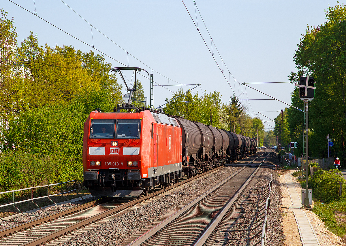 
Die 185 018-9 (91 80 6185 018-9 D-DB), eine TRAXX F140 AC1 der DB Cargo Deutschland AG fährt am 20.04.2018 mit einem Kesselwagenzug gleich durch den Bf. Bonn UN Campus in Richtung Köln. 

Nochmals einen lieben Gruß an den freundlichen Lokführer zurück.