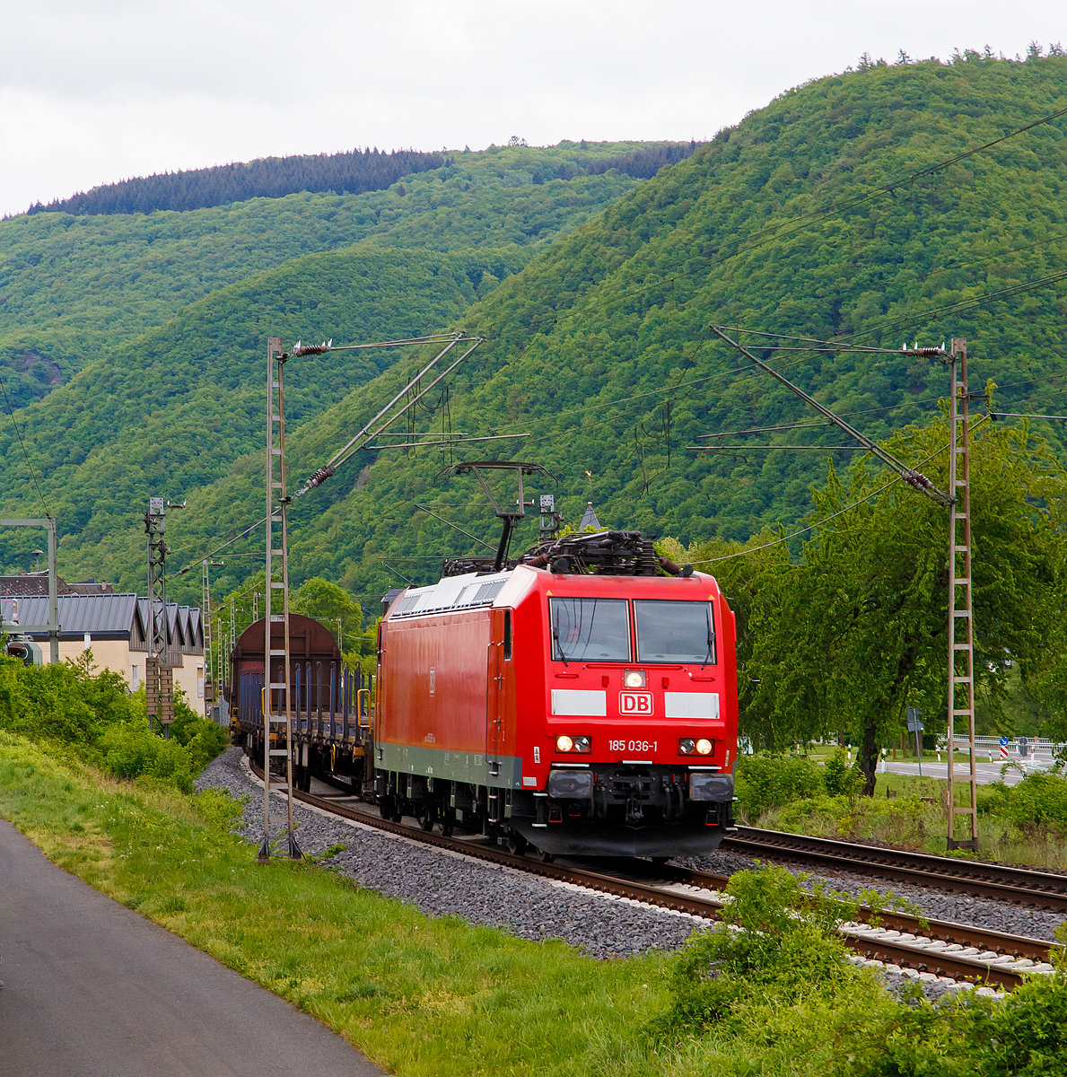 
Die 185 036-1 (91 80 6185 036-1 D-DB) der DB Cargo AG fährt am 30.04.2018 mit einem gem. Güterzug durch Müden (Mosel) in Richtung Trier.

Die TRAXX F140 AC12001 von ABB Daimler-Benz Transportation GmbH (ADtranz)in Kassel unter der Fabriknummer 33434. Sie hat die Zulassungen für Deutschland und Frankreich.