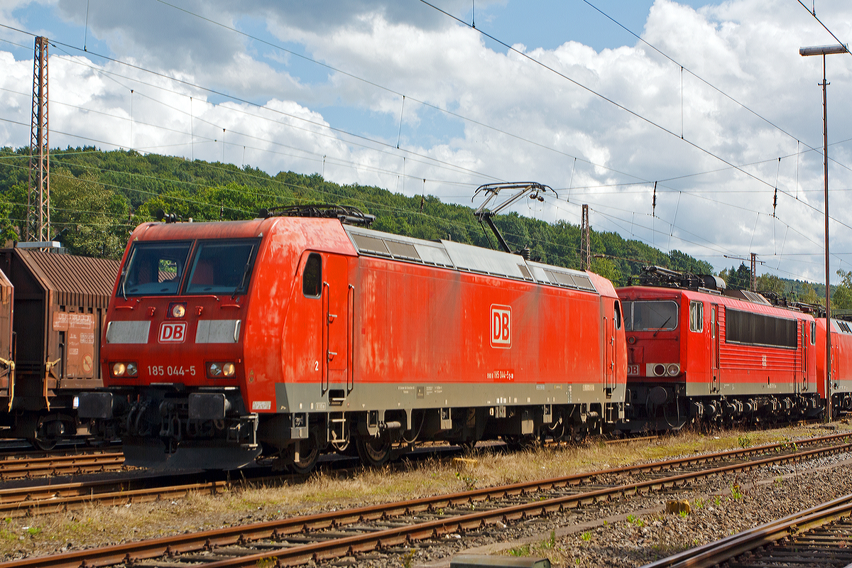 
Die 185 044-5 (91 80 6185 044-5 D-DB) der DB Schenker Rail Deutschland AG macht sich am 12.08.2014 im Kreuztaler Abstellbereich Bereit. 

Die TRAXX F140 AC wurde 2001 bei Bombardier in Kassel unter der Fabriknummer 33443 gebaut.