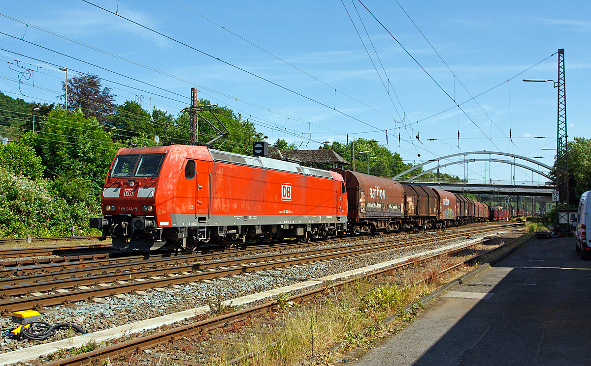 
Die 185 044-5 der DB Schenker Rail Deutschland AG mit einem gemichtem G�terzug, beginnt am 12.06.2014 in Kreuztal ihre Reise in Richtung Hagen.

Die TRAXX F140 AC1 (BR 185) wurde 2001 bei Bombardier in Kassel unter der Fabriknummer 33443 gebaut. Sie tr�gt die NVR-Nummer 91 80 6185 044-5 D-DB und die EBA-Nummer EBA 99A22A 044. 