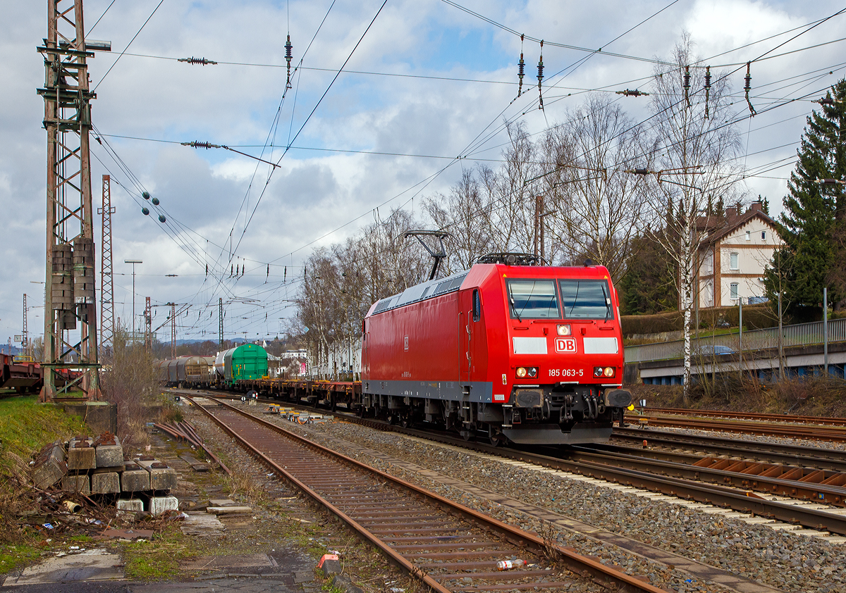 
Die 185 063-5 (91 80 6185 063-5 D-DB) der DB Cargo AG zieht am 13.03.2020 einen gemischten Güterzug durch Kreuztal in Richtung Süden.

Die TRAXX F140 AC1 wurde 2002 von der Bombardier in Kassel unter der Fabriknummer 33480 gebaut.
