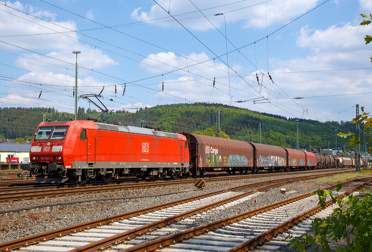 
Die 185 064-3 (91 80 6185 064-3 D-DB) der DB Schenker Rail Deutschland AG fährt am 22.05.2015 mit einem langen gemischten Güterzug durch Betzdorf/Sieg in Richtung Köln. 

Die TRAXX F140 AC1 (BR 185.1) wurde 2002 von Bombardier in Kassel unter der Fabriknummer 33479 gebaut. Sie hat die EBA-Nummer EBA 99A22A 064. 

Obwohl die Güterzug-E-Loks der BR 185 vom Grunde her Zweisystemfähig (15 kV 16,7 Hz AC und 25 kV 50 Hz AC) sind, ist diese wie so viele andere nur für Deutschland zugelassen.