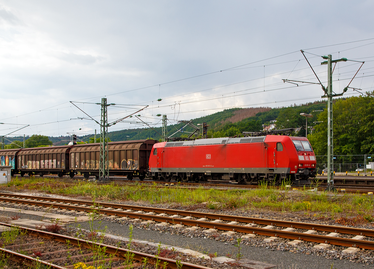 
Die 185 093-2 (91 80 6185 093-2 D-DB) der DB Cargo AG fährt am19.06.2020, mit einem gedecktem Güterzug (Schiebewandwagen der Ganttung Hbbillns), durch Betzdorf (Sieg) in Richtung Siegen.