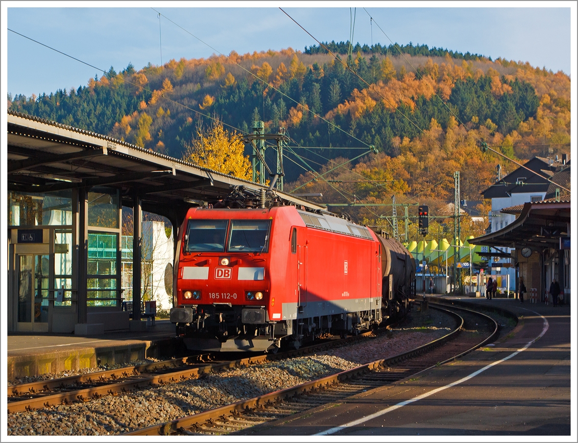 Die 185 112-0 der DB Schenker Rail f�hrt am 16.11.2013 mit einem gem. G�terzug durch den Bahnhof Betzdorf/Sieg in Richtung K�ln.

Die TRAXX F140 AC1 wurde 2003 von Bombardier in Kassel unter der Fabriknummer 33547 gebaut. 
Am 05.11.2008 entgleiste die Lok durch einen Erdrutsch an der SBB-Strecke Bellinzona – Luino, beim Bahnhof San Nazzaro (Schweiz), verletzt wurde niemand. Vom 21.07.2009 bis zum 30.03.2010 war die Lok z gestellt.

Sie  tr�gt die NVR-Nummer 91 80 6185 112-0 D-DB und hat die EBA-Nummer EBA 99A22D 048.