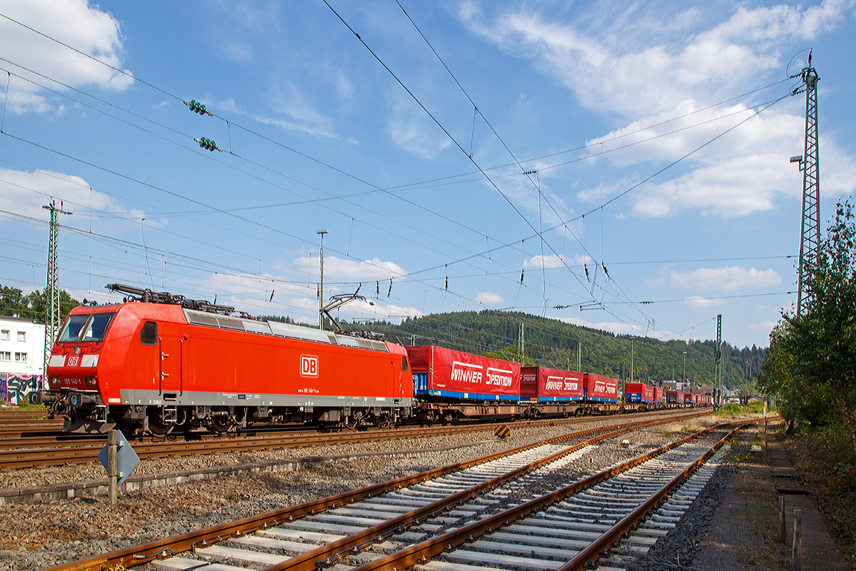 
Die 185 140-1 (91 80 6185 140-1 D-DB) der DB Schenker Rail Deutschland AG fährt am 22.08.2015 mit einem  Winner -Ganzzug durch Betzdorf/Sieg in Richtung Köln. 

Heute am Samstag war verhältnismäßig viel Güterverkehr auf der Siegstrecke.
