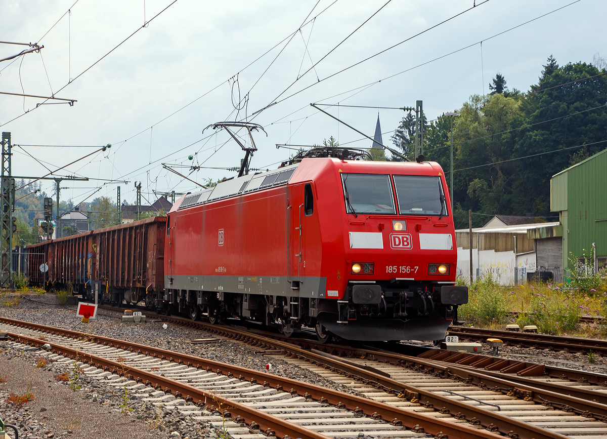 
Die 185 156-7 (91 80 6185 156-7 D-DB) fährt am 13.08.2020 mit einem offenen Güterwagenzug (Wagen der Gattung Eaos) durch Betzdorf (Sieg) in Richtung Köln.