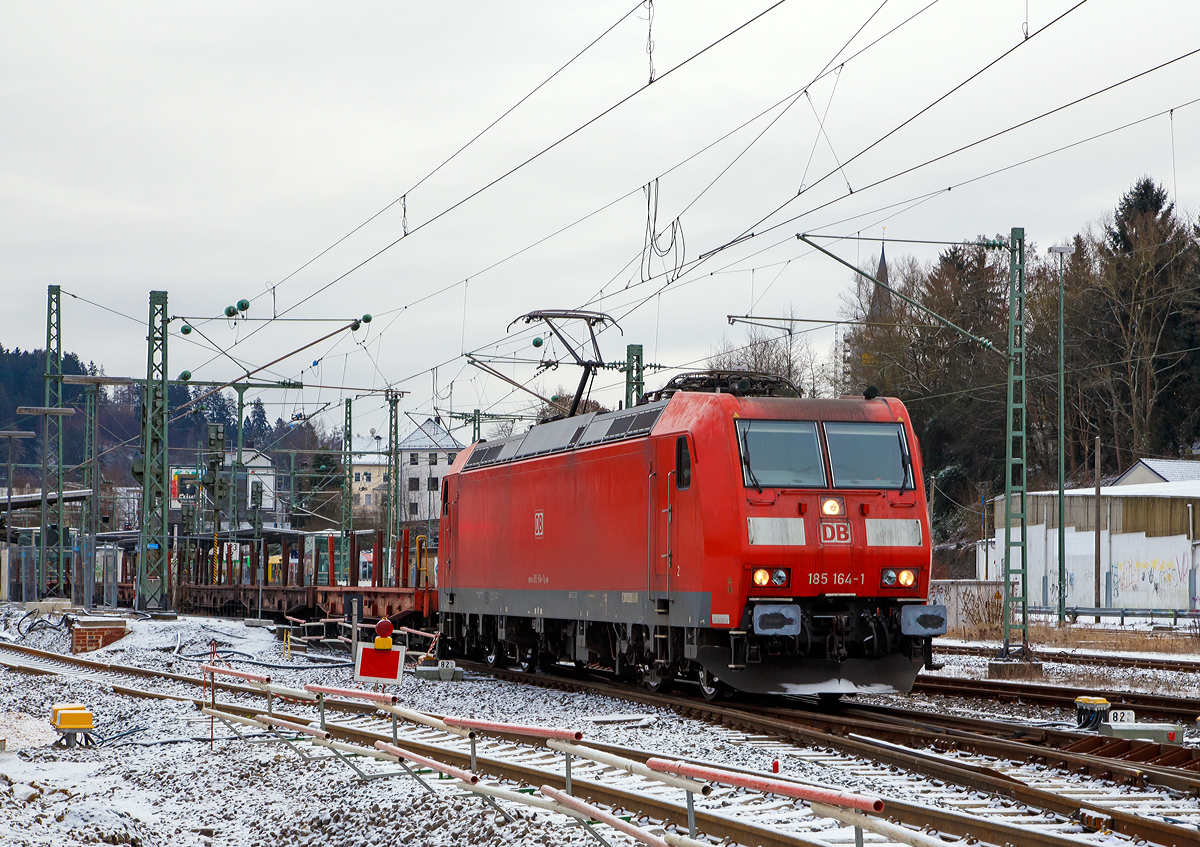 
Die 185 164-1 (91 80 6185 164-1 D-DB) der DB Cargo Deutschland AG fährt am 07.01.2017 mit einem leeren Zug sechsachsiger Drehgestell-Flachwagen der Gattung Samms, durch Betzdorf/Sieg in Richtung Köln.