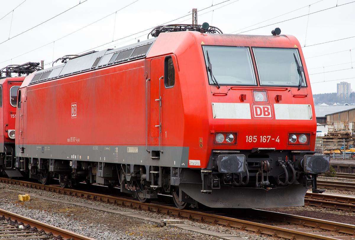 
Die 185 167-4 (91 80 6185 167-4 D-DB) der DB Schenker Rail Deutschland AG ist am 12.03.2016 im Kreuztaler Abstellbereich abgestellt. 

Die TRAXX F140 AC1 wurde 2004 von Bombardier in Kassel unter der Fabriknummer 33644 gebaut.