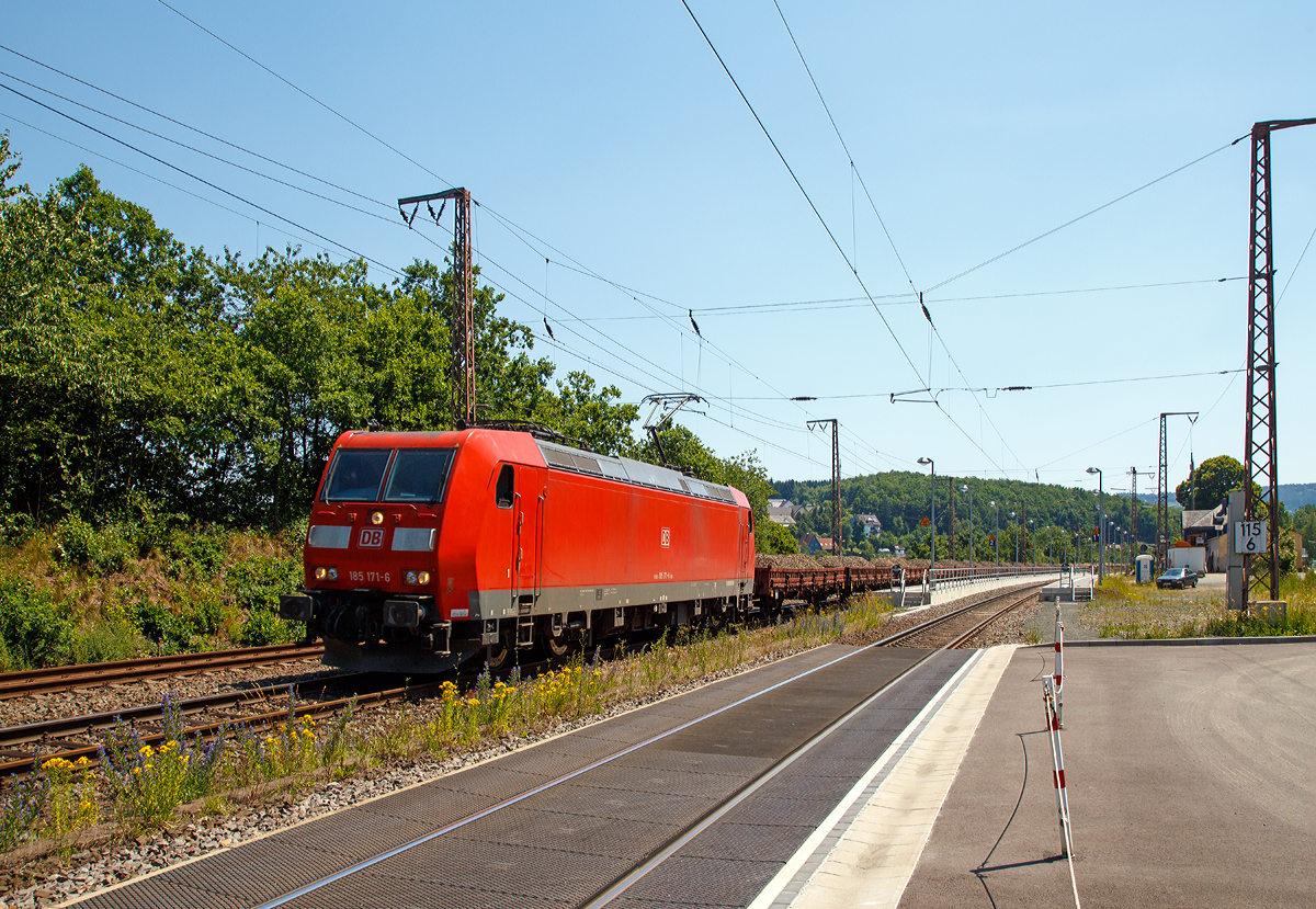 
Die 185 171-6 (91 80 6185 171-6 D-DB) der DB Schenker Rail Deutschland AG f�hrt am 02.07.2015 mit Schotter beladenen Res-Wagen durch den Hp Rudersdorf/Kr Siegen (Wilnsdorf-Rudersdorf) in Richtung Norden.