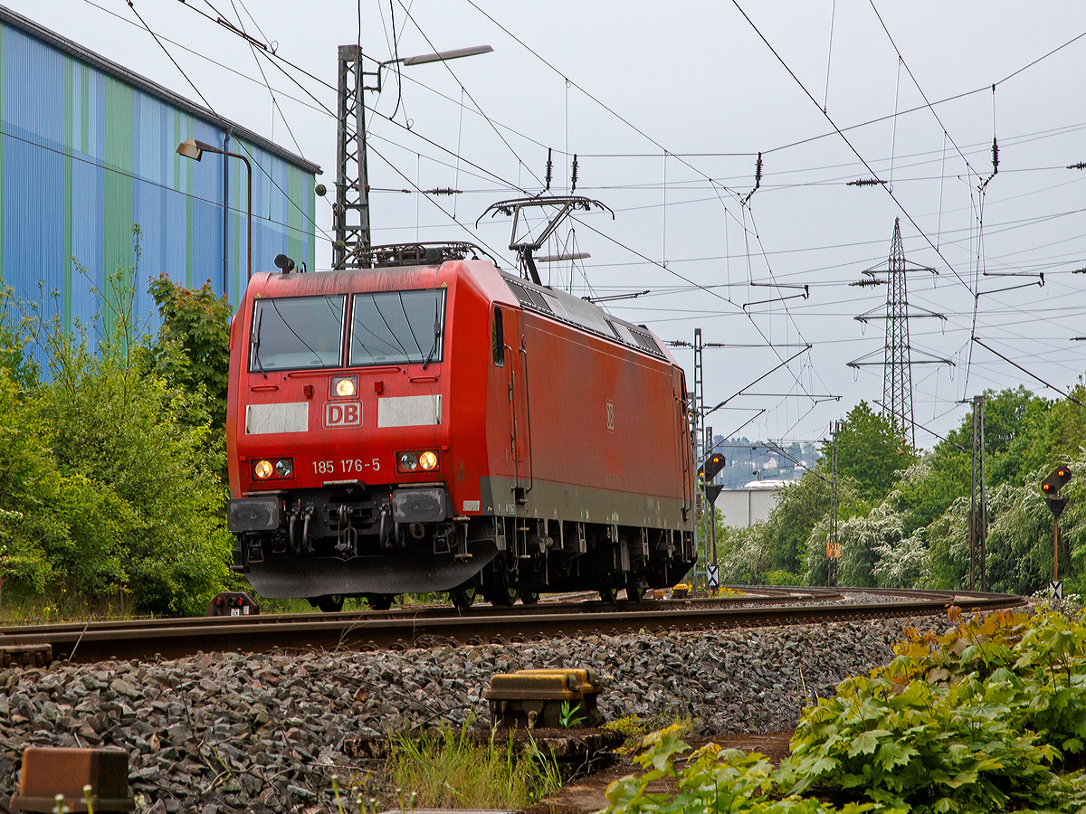 Die 185 176-6 (91 80 6185 176-5 D-DB) der DB Schenker Rail Deutschland AG fährt am 16.05.2015 solo (als Lz) durch Siegen-Geisweid in Richtung Kreuztal.

Die TRAXX F140 AC wurde 2004 bei Bombardier in Kassel unter der Fabriknummer 33658 gebaut.

Die ursprüngliche Entwicklung der Lokomotivbaureihe 185 geht auf die von AEG in Hennigsdorf (ehemalige LEW-Werk Hennigsdorf und vor dem 2. Weltkrieg AEG) entwickelte 12X, später DB Baureihe 128, zurück. Die dabei gemachten Erfahrungen flossen in die Baureihe 145 ein. Kurz nach der Bestellung der Baureihe 145 wurde die AEG Schienenfahrzeugtechnik GmbH mit ABB-Henschel zur Adtranz fusioniert. Von der BR 145 entstanden die ersten zehn Lokomotiven noch im Adtranz-Werk Hennigsdorf, bei den weiteren Einheiten erfolgte die Endmontage der Lokomotiven  im Werk Kassel, einem Teil des ehemaligen Henschel-Werkes. Im Jahr 2001 wurde Adtranz an Bombardier verkauft, nun entstand auch der Markenname TRAXX. 

Aus der BR 145 erfolgte dann die Zweisystemvariante Baureihe 185.1 (TRAXX F140 AC1), welche ab 1999 (noch unter Adtranz) gebaut wurden.

Technische Daten der BR 185.1 (TRAXX F140 AC1):
Spurweite: 1.435 mm
Achsformel:  Bo’Bo’
Länge über Puffer:  18.900 mm
Höhe:  4.385 mm
Breite:  2.978 mm
Drehzapfenabstand:  10.400 mm
Dienstgewicht: 85 t
Radsatzfahrmasse:  21,3 t
Höchstgeschwindigkeit:  140 km/h
Anzahl der Fahrmotoren:  4
Stundenleistung:  5.600 kW (Leistungssteigerung durch Software-Update)
Dauerleistung:  4.200 kW
Anfahrzugkraft:  300 kN
Stromsystem:  15 kV 16,7 Hz~ und 25 kV 50 Hz~
Antrieb:  Tatzlager
