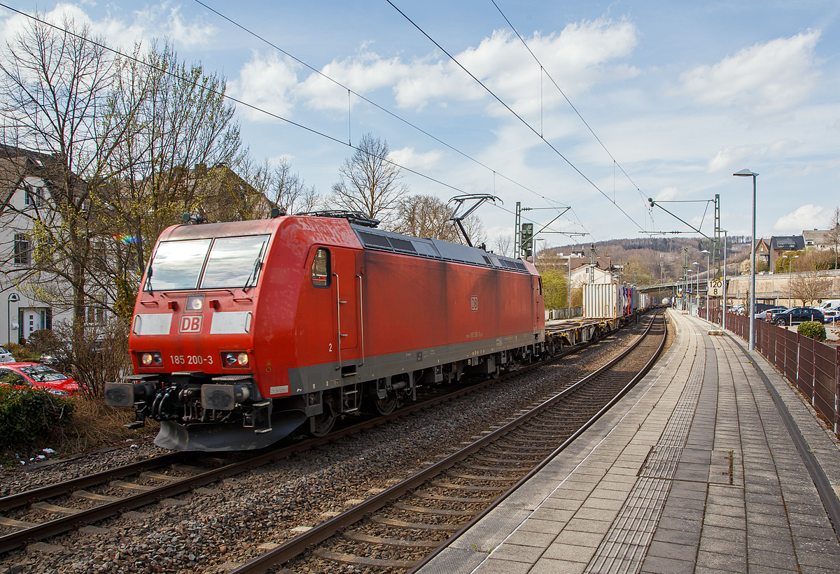 Die 185 200-3 (91 80 6185 200-3 D-DB) der DB Cargo AG fährt am 09.04.2021, mit einem KLV-Güterzug, durch den Bahnhof Kirchen/Sieg in Richtung Köln.

Die TRAXX F140 AC1 wurde 2004 bei Bombardier in Kassel unter der Fabriknummer 33711 gebaut. Sie war die letzte der Serie an die DB Cargo AG (damals Railion Deutschland AG) gelieferten TRAXX F140 AC1, nach ihr folgte dann mit der 185 201-1 die erste TRAXX F140 AC2.
