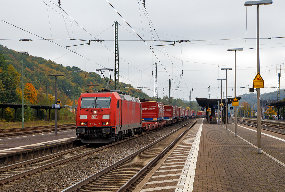 
Die 185 203-7 (91 80 6185 203-7 D-DB) der DB Cargo Deutschland AG fährt am 01.10.2017 mit dem  Winner -Zug durch den Bahnhof Dillenburg in Richtung Norden.