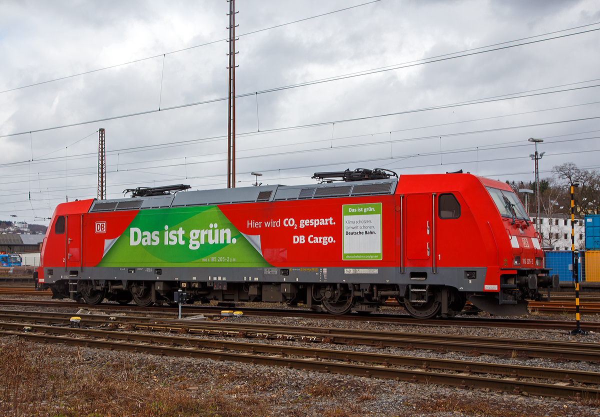 
Die 185 205-2 (91 80 6185 205-2 D-DB) „Das ist grün.“ der DB Cargo AG am 13.03.2020 in Kreuztal abgestellt.

Die TRAXX F140 AC2 wurde 2004 von der Bombardier in Kassel unter der Fabriknummer 33714 gebaut.
