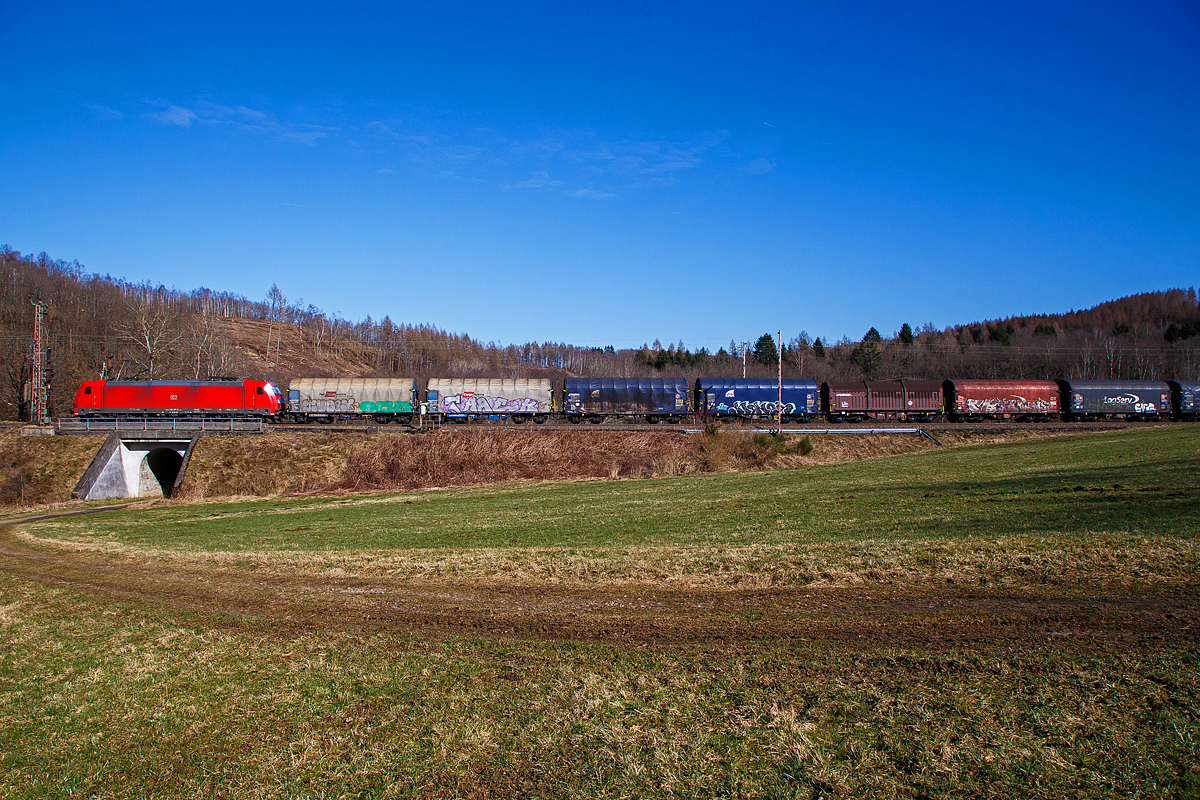 Die 185 207-8 (91 80 6185 207-8 D-DB) der DB Cargo AG fährt am 02.03.2022 mit einem Coilzug bei Rudersdorf (Kr. Siegen) über die Dillstrecke (KBS 445) in nördlicher Richtung.

Die TRAXX F140 AC2 wurde 2005 von Bombardier in Kassel unter der Fabriknummer 33719 gebaut.
