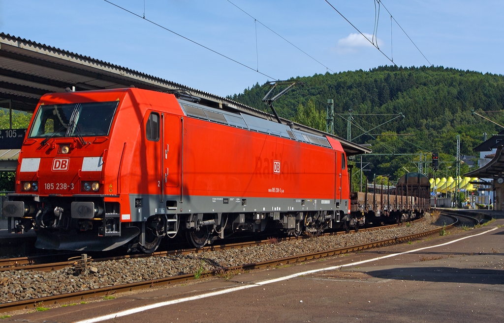 Die 185 238-3  der DB Schenker Rail f�hrt am 22.08.2013 mit einem gem. G�terzug durch Betzdorf (Sieg) in Richtung K�ln.

Die TRAXX F140 AC2 wurde 2005 unter der Fabriknummer 33763 bei Bombardier in Kassel gebaut.
