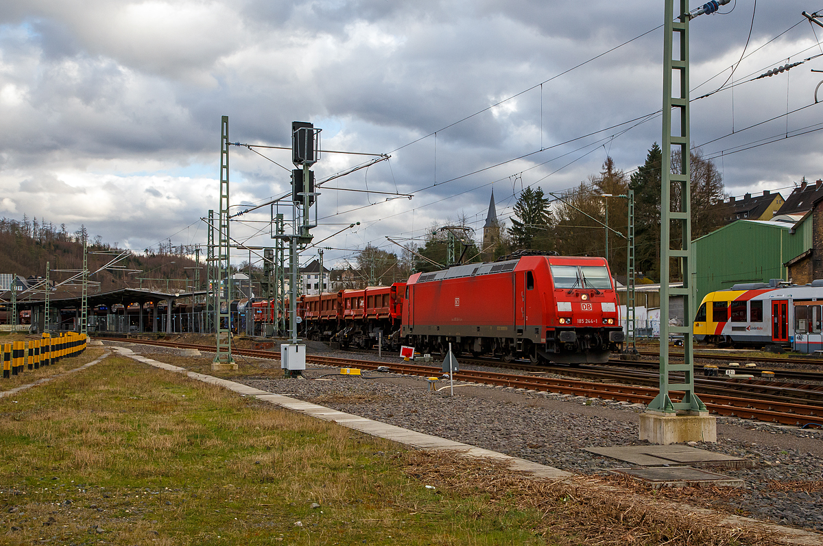 Die 185 244-1 (91 80 6185 244-1 D-DB) der DB Cargo AG fährt am 23.02.2022 mit einem Schotterzug (unterschiedliche Wagen) durch Betzdorf (Sieg) in Richtung Köln. Nochmal einen lieben Gruß an den sehr netten Lokführer zurück, der mich mit Signal und Handzeichen grüßte. 

Die TRAXX F140 AC2 wurde 2005 von Bombardier in Kassel unter der Fabriknummer 33774 gebaut.
