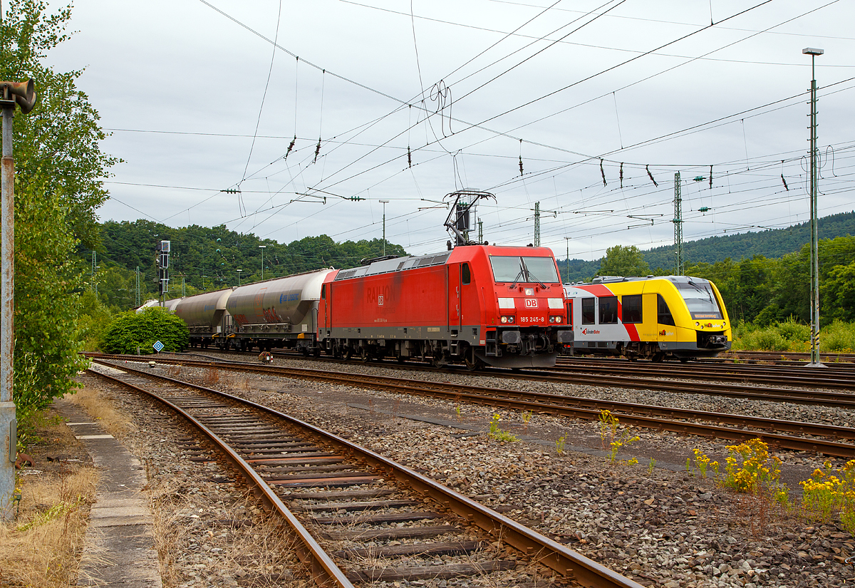 
Die 185 245-8 (91 80 6185 245-8 D-DB) der DB Cargo Deutschland AG fährt am 16.07.2016 mit einem gemischtem Güterzug durch Betzdorf(Sieg) in Richtung Siegen.