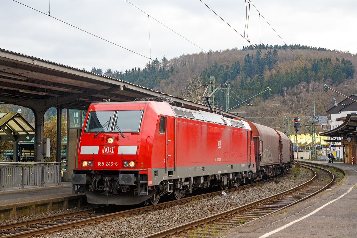 
Die 185 246-6 (91 80 6185 246-6 D-DB) der DB Schenker Rail Deutschland AG fährt am 11.04.2015 mit einem gem. Güterzug durch den Bahnhof Betzdorf/Sieg in Richtung Köln.

Die TRAXX F140 AC 2 wurde 2006 bei Bombardier in Kassel unter der Fabriknummer 33777 gebaut. Sie hat die EBA-Nummer EBA 03J15A 046. 