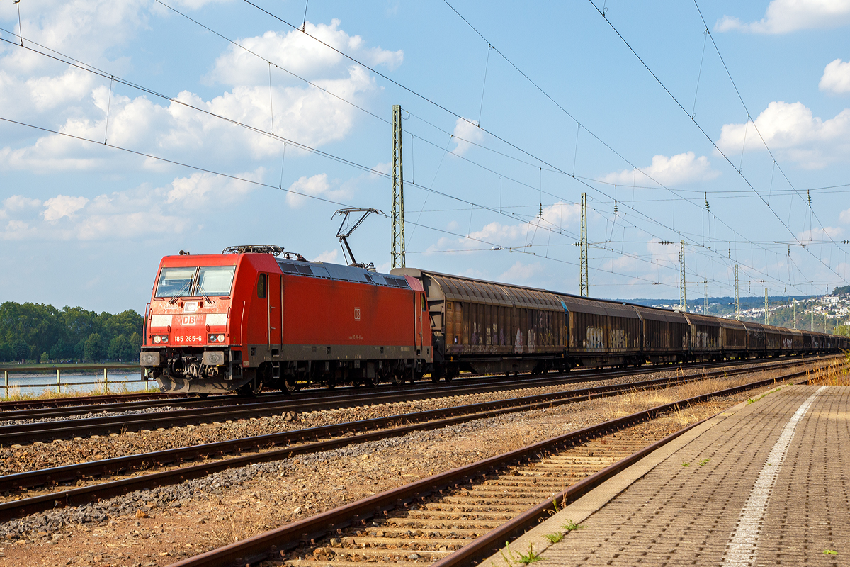 
Die 185 265-6 (91 80 6185 265-6 D-DB) der DB Cargo fährt am 31.08.2019, mit einem Gedeckten Güterzug (Drehgestell Güterwagen mit zweiteiligen Aluminium-Schiebewänden der Gattung Habbins), durch Koblenz-Ehrenbreitstein in Richtung Süden.