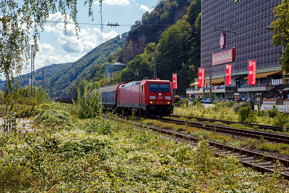 Die 185 285-4 (91 80 6 185 285-4 D-DB) der DB Cargo AG fährt am 02.09.2020 mit einem gemischten Güterzug bei Koblenz-Oberwerth über die Linke Rheinstrecke (KBS 471) in Richtung Koblenz Hbf. Rechts die Koblenzer Brauerei (früher Königsbacher Brauerei).

Die TRAXX F140 AC2 wurde 2007 von  Bombardier in Kassel unter der Fabriknummer 34148 gebaut.
