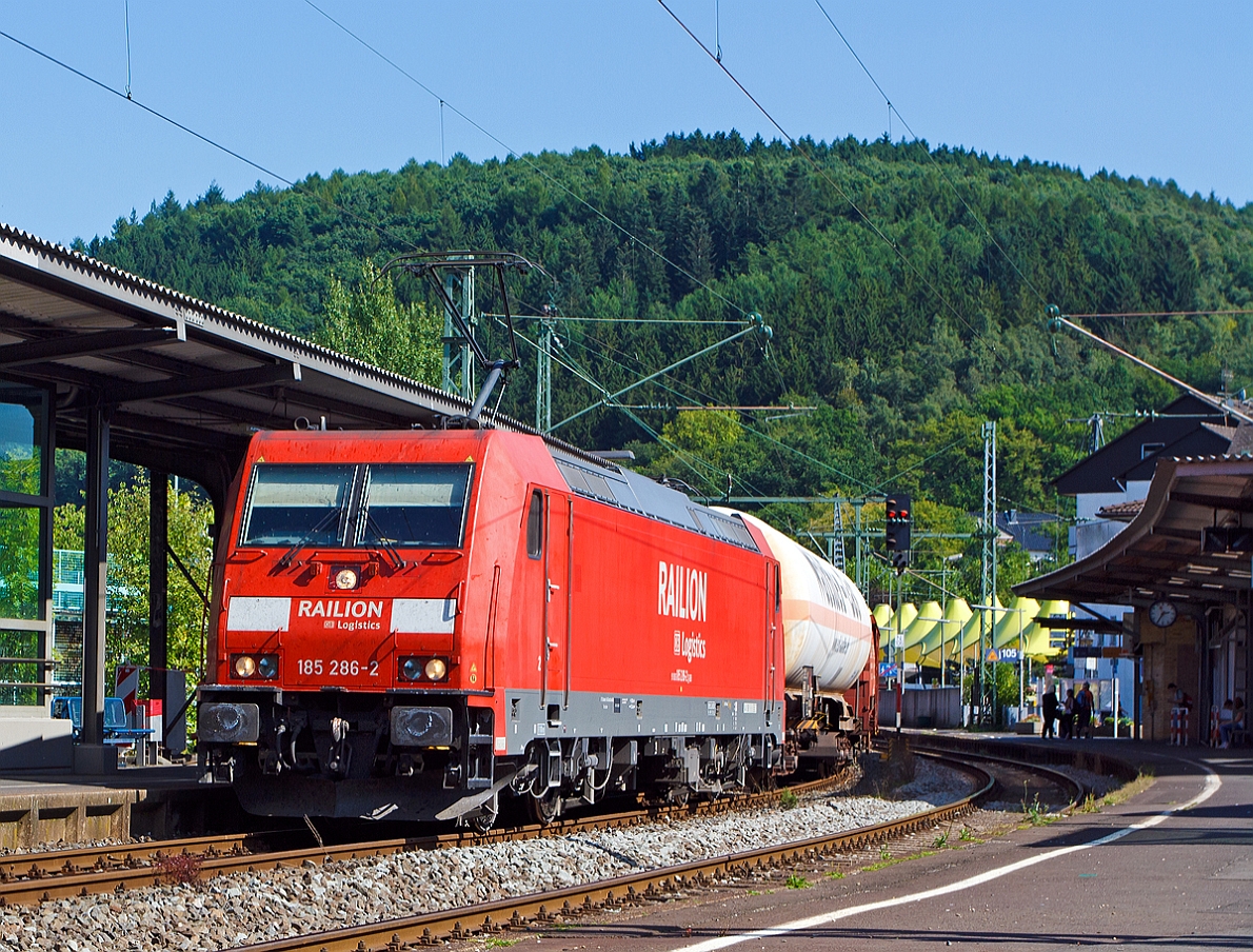Die 185 286-2 (eine Bombardier TRAXX F140 AC 2) der DB Schenker Rail zieht am 06.09.2013 einen gemischten G�terzug durch Betzdorf (Sieg) in Richtung K�ln.

Gebaut wurde die Lok 2007 unter der Fabriknummer 34149 bei Bombardier in Kassel, sie hat die NVR-Nummer 91 80 6185 286-2 D-DB.