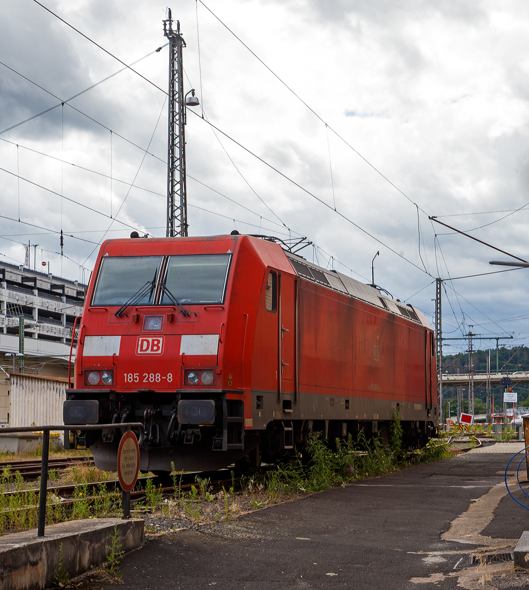 Die 185 288-8 ( 91 80 6185 288-8 D-DB) der DB Cargo Deutschland AG ist am 31.07.2021 beim Hbf Siegen (neben der ehem. Lokleitung) abgestellt.

Die TRAXX F140 AC2 wurde 2007 von Bombardier in Kassel unter der Fabriknummer 34151 gebaut.