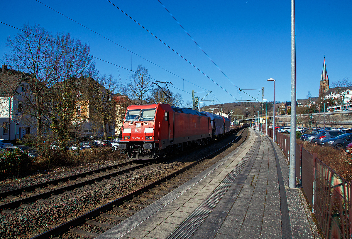Die 185 299-5 (91 80 6185 299-5 D-DB) der DB Cargo AG fährt am 18.03.2022 mit einem gemischten Güterzug durch den Bf Kirchen (Sieg) in Richtung Köln.

Die TRAXX F140 AC2 wurde 2007 von Bombardier in Kassel unter der Fabriknummer 34166 gebaut.