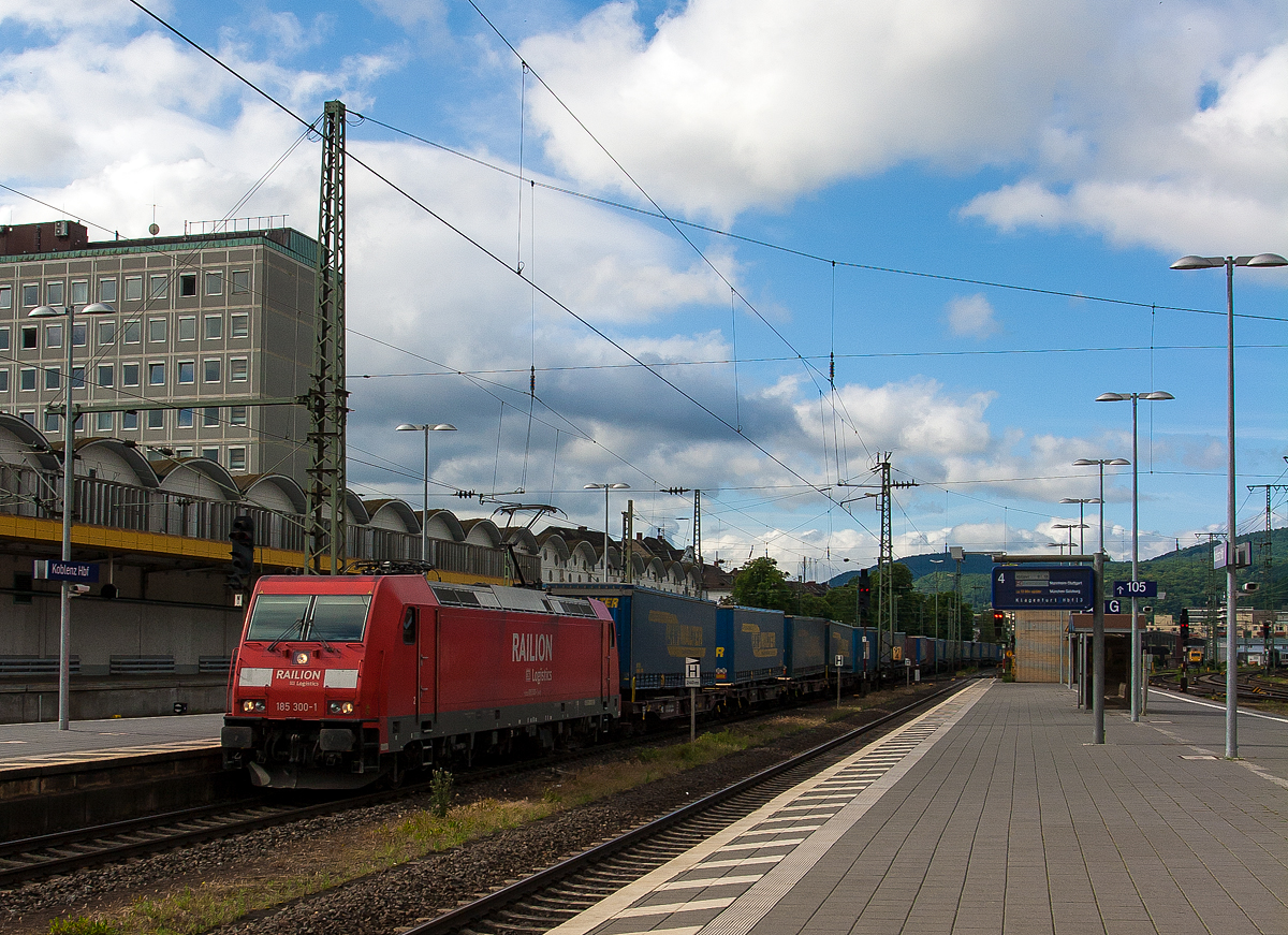 Die 185 300-1 (91 80 6185 300-1 D-DB) der DB Cargo AG fährt am 14.06.2013 mit einem LKW Walter KLV-Zug durch den Hbf Koblenz in nördlicher Richtung.

Die TRAXX F140 AC2 wurde 2007 bei Bombardier in Kassel unter der Fabriknummer 34168 gebaut.
