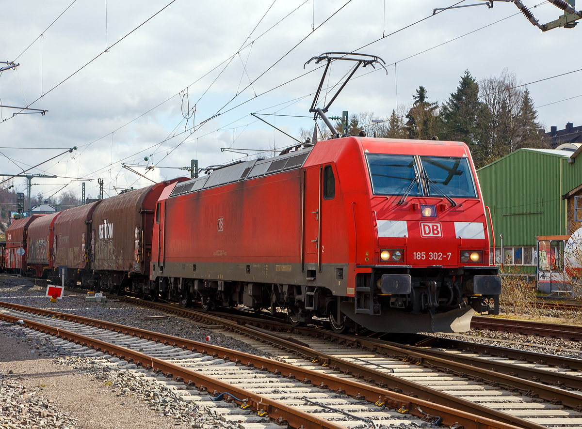 Die 185 302-7 (91 80 6185 302-7 D-DB) der DB Cargo AG f�hrt am 07.03.2020 mit einem gem. G�terzug durch Betzdorf/Sieg in Richtung K�ln