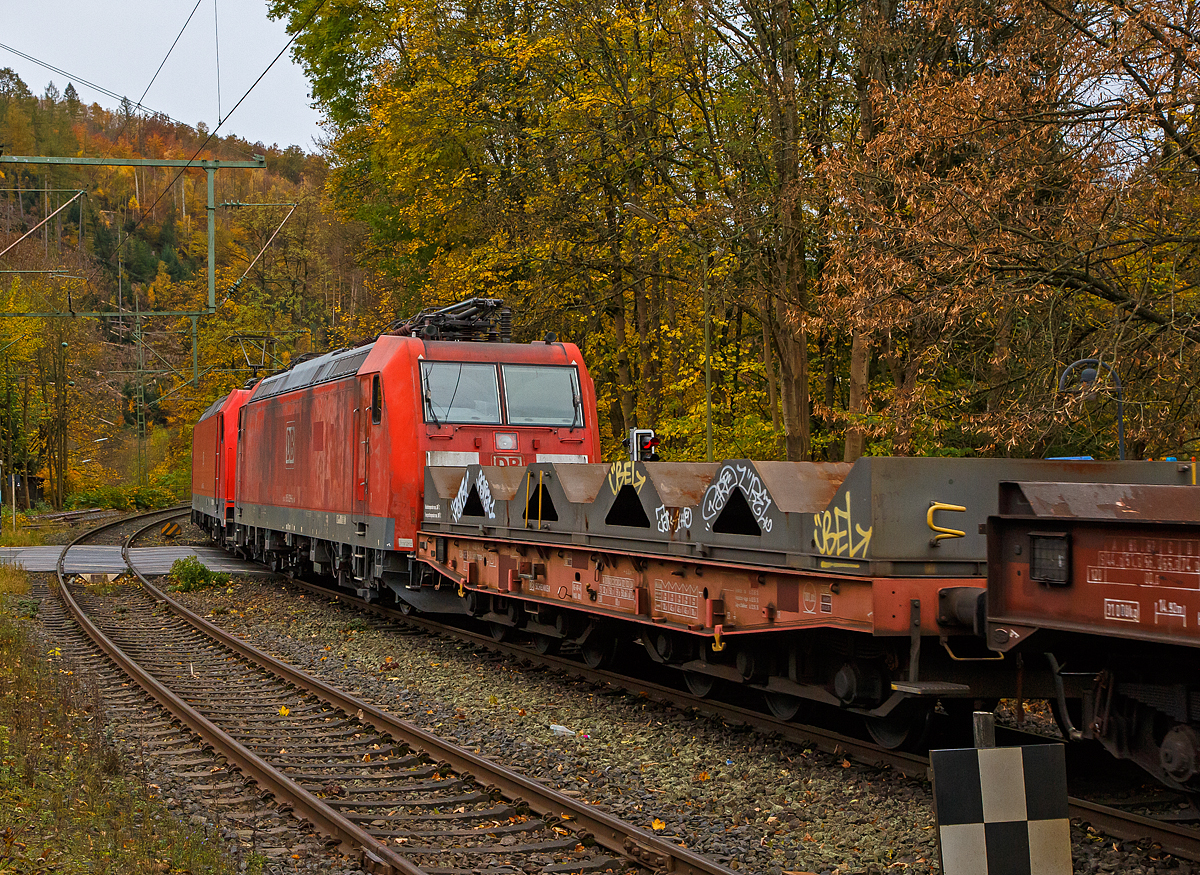 Die 185 303-5 (TRAXX F140 AC2) am Haken mit der kalten 185 029-6 (TRAXX F140 AC1) beide der DB Cargo AG fahren am 02.11.2021 mit einem leeren Coilzug durch den Bahnhof Kirchen (Sieg) in Richtung Betzdorf bzw. Köln.

Auch in Altena im Sauerland gab es im Sommer 2021 eine Flutkatastrophe, dabei wurden auch die Bahngleise unterspült. Die Ruhr-Sieg-Strecke, die Bahnstrecke Kreuztal – Hagen ist daher  immer noch unterbrochen, so müssen auch die Güterzüge von Kreuztal nach Hagen einen großen Umweg fahren.
