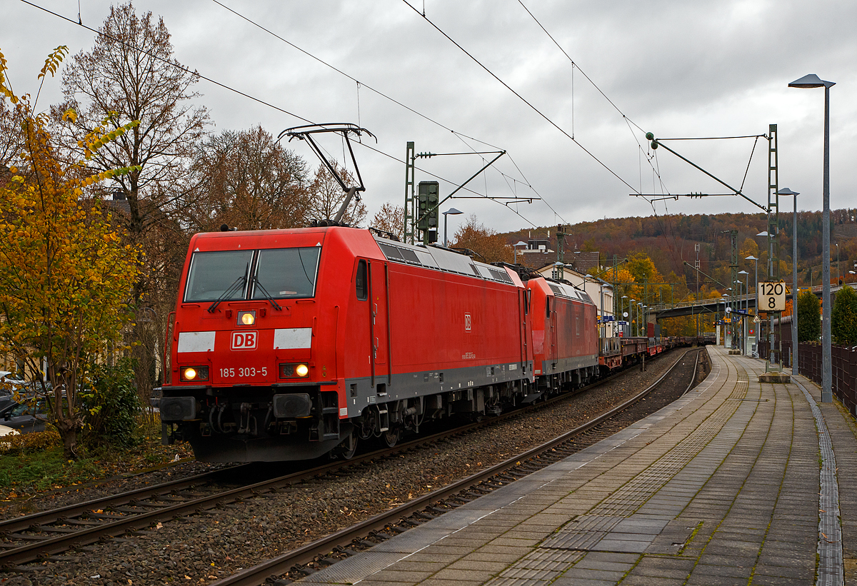 Die 185 303-5 (TRAXX F140 AC2) am Haken mit der kalten 185 029-6 (TRAXX F140 AC1) beide der DB Cargo AG fahren am 02.11.2021 mit einem leeren Coilzug durch den Bahnhof Kirchen (Sieg) in Richtung Betzdorf bzw. Köln.

Auch in Altena im Sauerland gab es im Sommer 2021 eine Flutkatastrophe, dabei wurden auch die Bahngleise unterspült. Die Ruhr-Sieg-Strecke, die Bahnstrecke Kreuztal – Hagen ist daher  immer noch unterbrochen, so müssen auch die Güterzüge von Kreuztal nach Hagen einen großen Umweg fahren.
