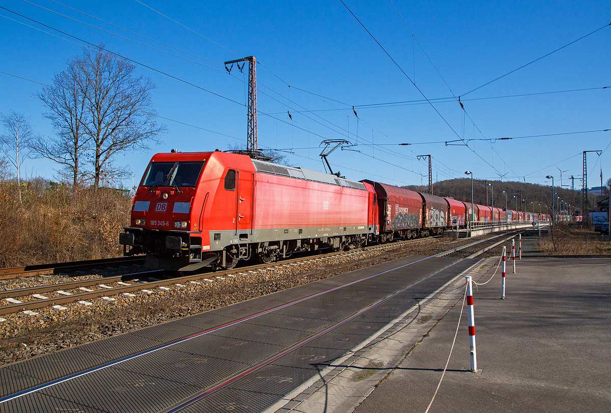 Die 185 345-6 (91 80 6185 345-6 D-DB) der DB Cargo Deutschland AG fährt am 09.03.2022, mit einem sehr langen Coilzug, durch Rudersdorf (Kr. Siegen) in nördlicher Richtung. Vermutlich waren es leere Wagen, da nur mit einer Lok gefahren wurde.

Die TRAXX F140 AC2 wurde 2008 von Bombardier in Kassel unter der Fabriknummer 34240 gebaut.
