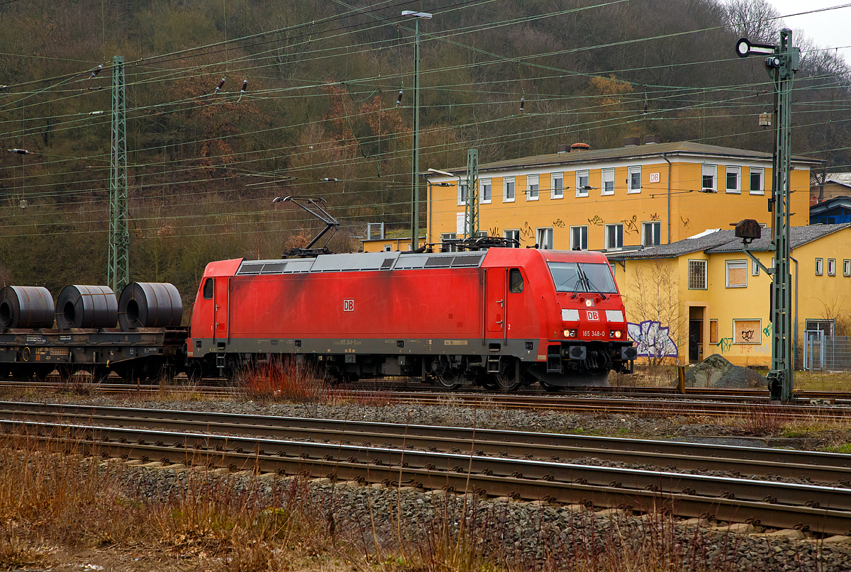 
Die 185 348-0 (91 80 6185 348-0 D-DB) der DB Cargo Deutschland AG kommt mit einem kurzem Coilgüterzug (mit 4 Wagen der Gattung Sahmms) am 10.02.2018 in Dillenburg an. 