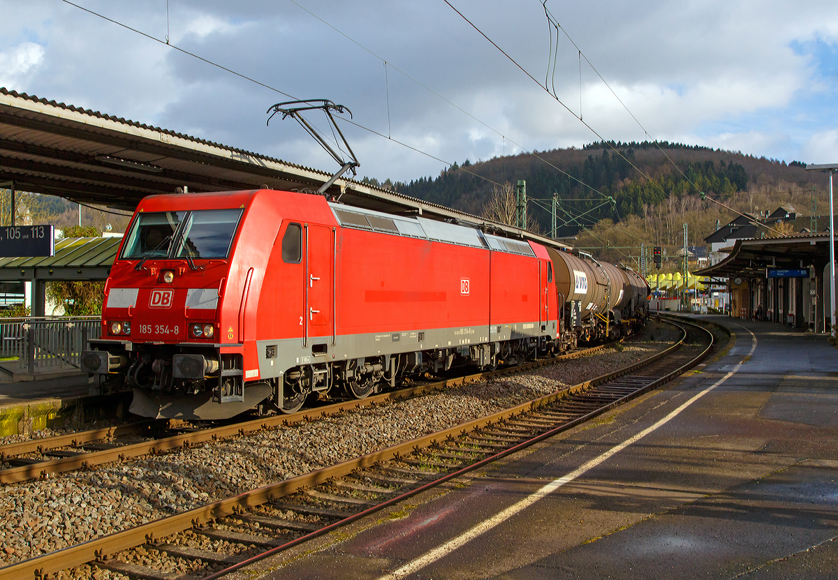
Die 185 354-8 (91 80 6185 354-8 D-DB) der DB Schenker Rail Deutschland AG fährt am 31.01.2015 einen gemischten Güterzug durch den Bahnhof Betzdorf/Sieg in Richtung Köln.

Die TRAXX F140 AC 2 wurde 2008 bei Bombardier in Kassel unter der Fabriknummer 34260 gebaut. Sie hat die EBA-Nummer EBA 03J15A 137. 