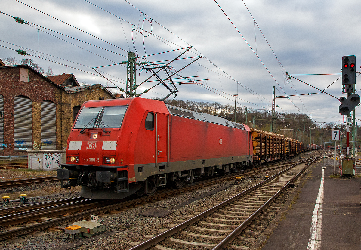 Die 185 360-5 (91 80 6185 360-5 D-DB)  der DB Cargo Deutschland AG fährt am 17.04.2021, mit einem gemischten Güterzug, durch den Bahnhof Betzdorf/Sieg in Richtung Siegen.

Die TRAXX F140 AC2 wurde 2008 von Bombardier in Kassel unter der Fabriknummer 34278 gebaut.