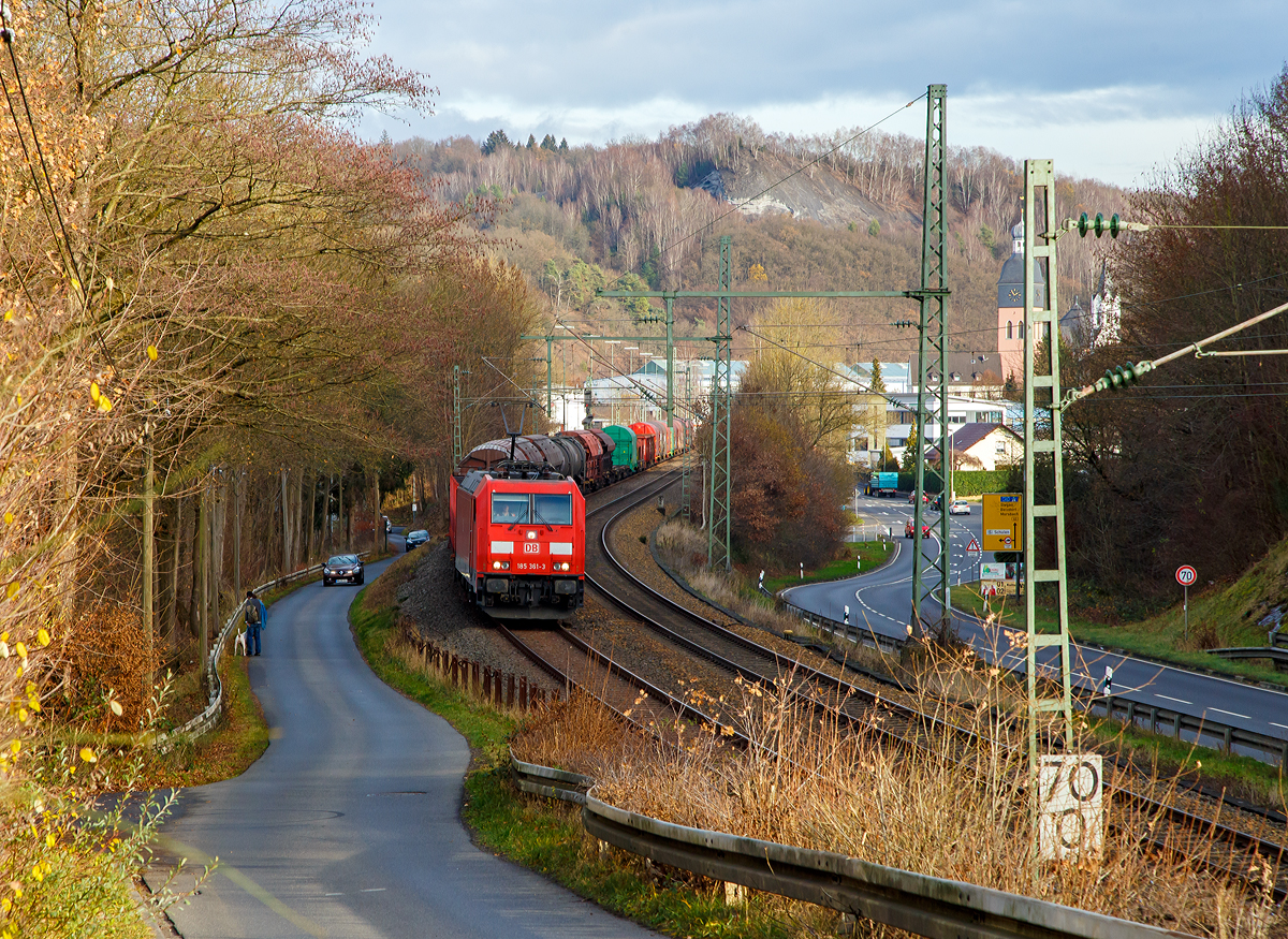 Die 185 361-3 (91 80 6185 361-3 D-DB) der DB Cargo AG f�hrt am 01.12.2018 mit einem gemischten G�terzug durch Wissen an der Sieg in Richtung K�ln.

Die TRAXX F140 AC2 wurde 2008 von Bombardier in Kassel unter der Fabriknummer 34280 gebaut