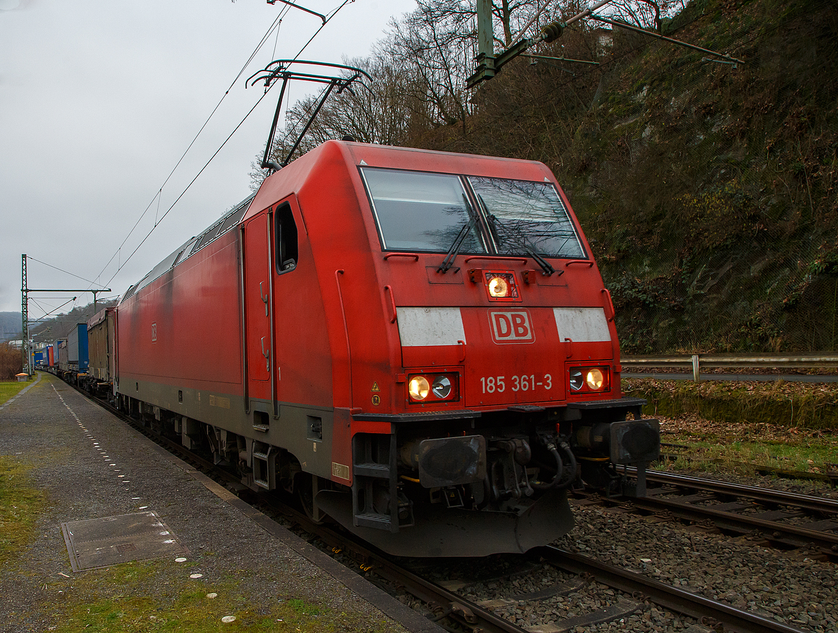 Die 185 361-3 (91 80 6185 361-3 D-DB) der DB Cargo AG fährt am 15.01.2022 mit einem KLV-Zug durch Scheuerfeld (Sieg) in Richtung Köln.

Die TRAXX F140 AC2 wurde 2008 von Bombardier in Kassel unter der Fabriknummer 34280 gebaut.