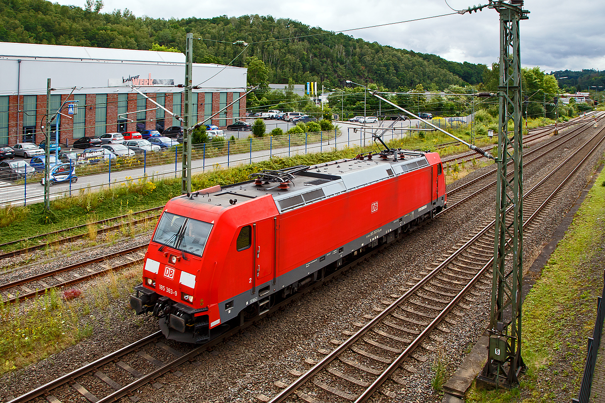Die 185 363-9 (91 80 6185 363-3 D-DB) der DB Cargo Deutschland AG fährt am 15.07.2021 als Tfzf (Triebfahrzeugfahrt) bzw. Lz (Lokzug) durch Wissen (Sieg) in Richtung Köln. Aufgenommen vom Parkdeck des Bahnhofes Wissen (Sieg).

Die TRAXX F140 AC2 wurde 2009 von Bombardier in Kassel unter der Fabriknummer 34284 gebaut.
