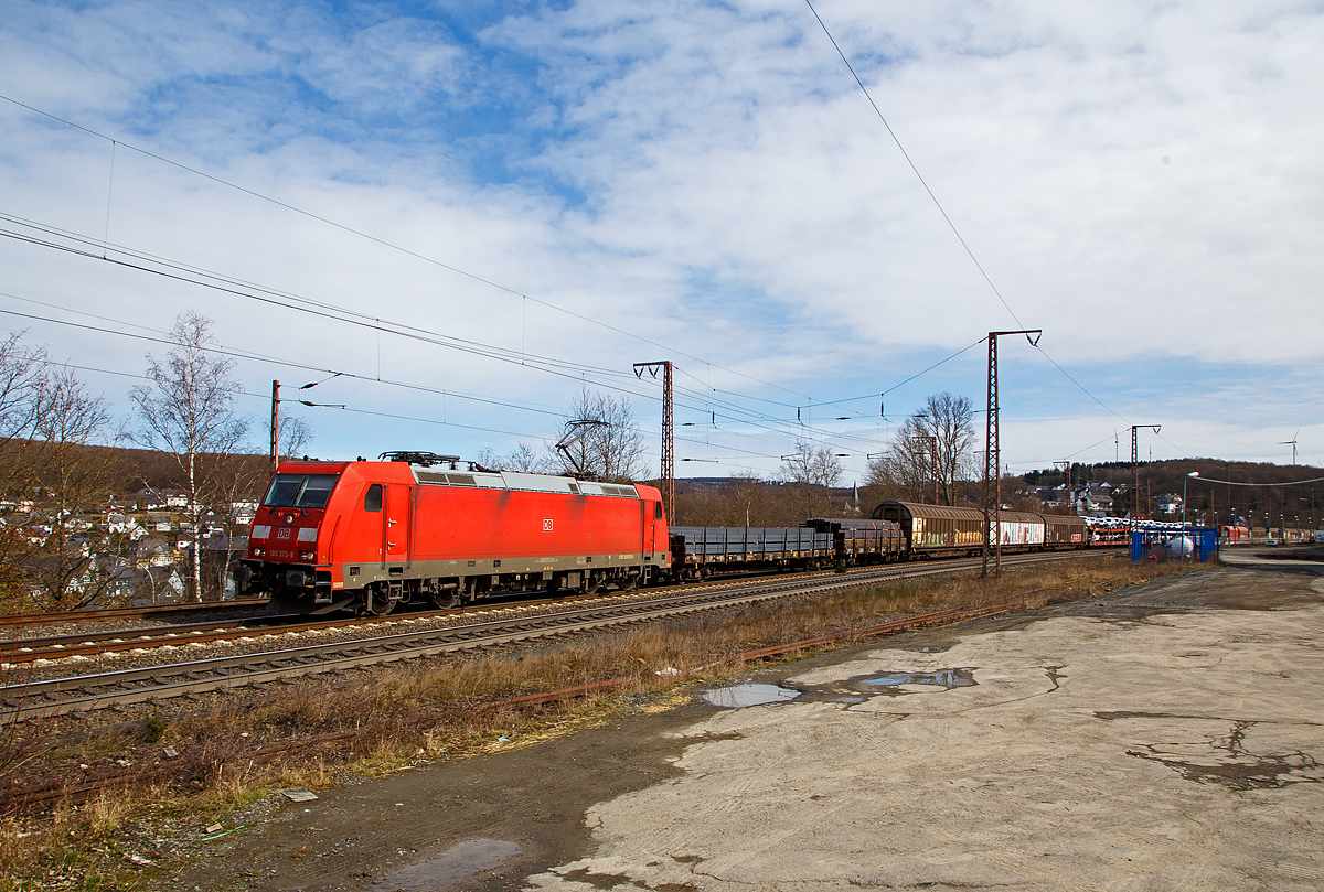 Die 185 373-8 (91 80 6185 373-8 D-DB) der DB Cargo Deutschland AG fährt am 20.03.2021 mit einem gemischten Güterzug durch Rudersdorf (Kr. Siegen) über die Dillstrecke (KBS 445) in nördlicher Richtung.

Die TRAXX F140 AC2 wurde 2009 von Bombardier in Kassel unter der Fabriknummer 34652 gebaut.