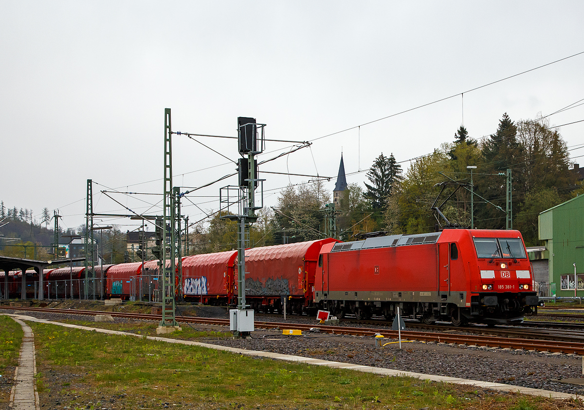 Die 185 381-1 (91 80 6185 381-1 D-DB) der DB Cargo Deutschland AG fährt am 29.04.2021 einen Coilzug durch den Bahnhof Betzdorf (Sieg) in Richtung Köln.

Die TRAXX F140 AC2 wurde 2009 von Bombardier in Kassel unter der Fabriknummer 34670 gebaut