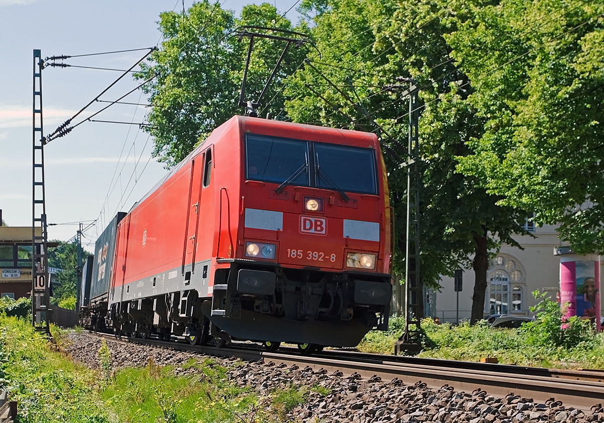 
Die 185 392-8  (91 80 6185 392-8 D-DB) der DB Schenker Rail Deutschland AG fährt am 06.06.2014 mit einem Containerzug durch Königswinter in Richtung Norden.
  
Die TRAXX F140 AC2 wurde 2010 Bombardier in Kassel unter der Fabriknummer 34732 gebaut. 