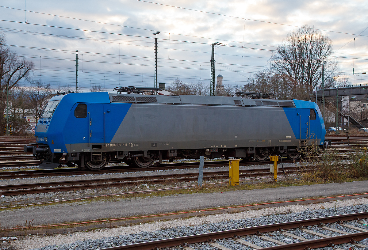 
Die 185 511-3 (91 80 6185 511-3 D-EVG) der Eifelbahn Verkehrsgesellschaft abgestellt am 27.12.2016 im Bahnhof Rosenheim. 

Die TRAXX F140 AC1 wurde 2002 von Bombardier ubter der Fabriknummer 33512 gebaut.