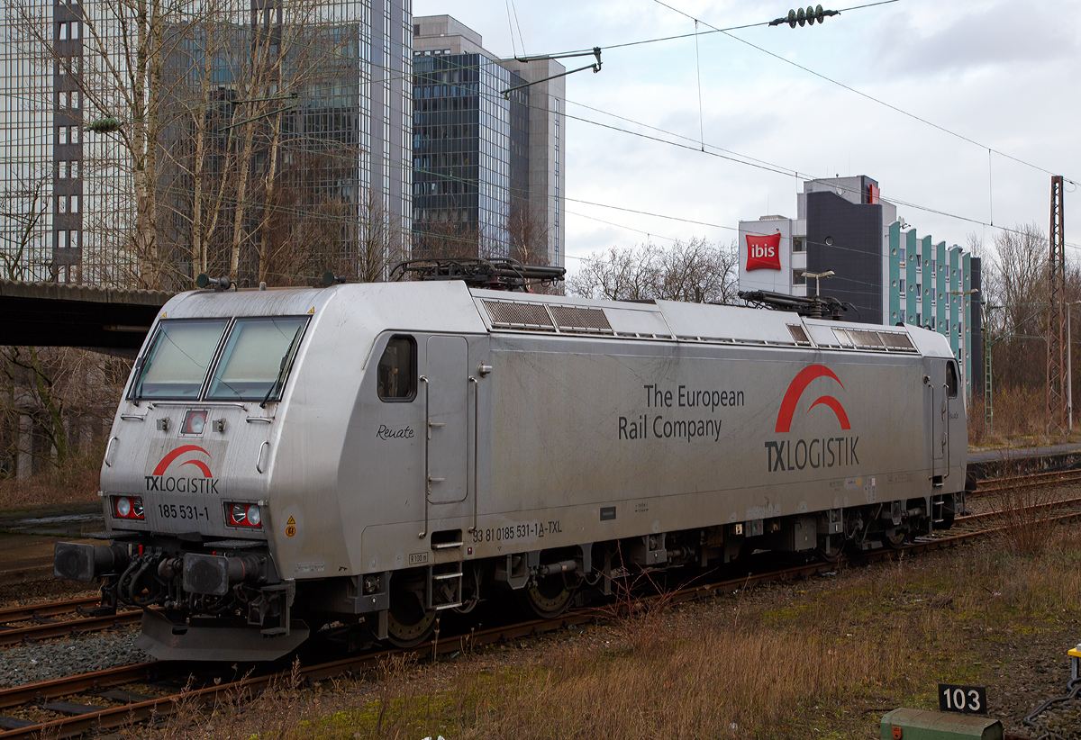 Die 185 531-1   Renate  (93 81 0185 531-1 A-TXL, ex 91 80 6185 531-1 D-TXL) der TX Logistik AG ist am 08.02.2016 beim Hauptbahnhos Essen abgestellt. 

Die TRAXX F140 AC1 wurde 2004 von Bombardier in Kassel unter der Fabriknummer 33630 gebaut. 