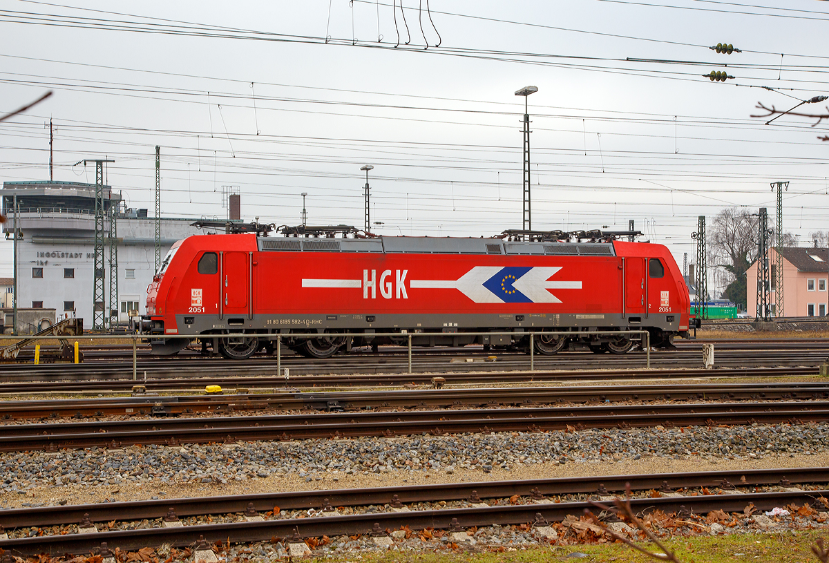 
Die 185 582-4 (91 80 6185 582-4 D-RHC) der RheinCargo GmbH & Co. KG, ex 2051 (91 80 6185 582-4 D-HGK) der HGK - Häfen and Güterverkehr Köln AG ist am 29.12.2016 beim Hauptbahnhof Ingolstadt abgestellt. Die RheinCargo ist ein Gemeinschaftsunternehmen der Häfen und Güterverkehr Köln AG und der Neuss Düsseldorfer Häfen. 

Die TRAXX F140 AC2 wurde 2008 von Bombardier in Kassel unter der Fabriknummer 34194 gebaut. Eigentlicher Eigentümer ist Macquarie European Rail Limited.