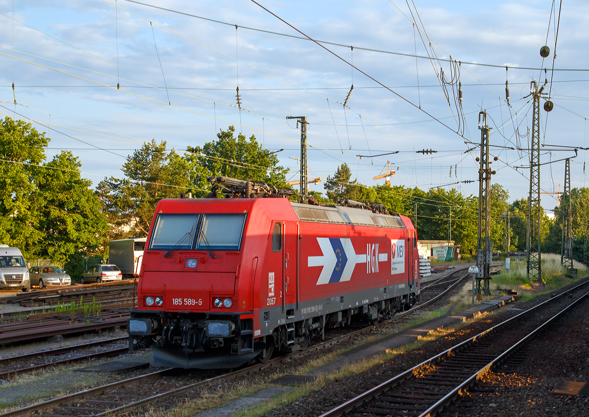 
Die 185 589-9 (91 80 6185 589-9 D-RHC), ex HGK 2057 (91 80 6185 589-9 D-HGK) ist am 06.06.2015 in Basel abgestellt.

Die TRAXX F140 AC2 (BR 185.2) wurde 2008 von Bombardier in Kassel unter der Fabriknummer 34210 gebaut, sie hat die EBA-Nummer EBA 03J15D 040.  Zulassungen  hat die Lok f�r Deutschland, �sterreich und die Schweiz, sie hat auch vier Stromabnehmer.

Die Lok ist Eigentum der Macquarie European Rail, bis 2013 war sie an die HGK (H�fen und G�terverkehr K�ln AG) vermietet, ab 2013 nun an die RheinCargo GmbH & Co. KG (RheinCargo) in Neuss, diese ist ein Gemeinschaftsunternehmen HGK und der Neuss-D�sseldorfer H�fen GmbH & Co. KG (NDH), die jeweils zu jeweils 50 % Eigent�mer sind. Insgesamt geh�ren sieben Binnenh�fen mit einem Gesamtumschlag von 29,7 Mio. Tonnen zum Unternehmen.

Hinweis: Aufnahme aus einem fahrenden InterCityNight.