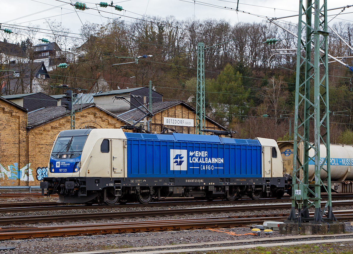 Die 187 321-5 (91 80 6187 321-5 D-WLC), eine Bombardier TRAXX F140 AC3 LM, Wiener Lokalbahnen Cargo GmbH (WLC) fährt am 16.04.2021 mit einem HUPAC Containerzug durch Betzdorf (Sieg) in Richtung Siegen.

Die TRAXX F140 AC3 LM wurde 2017 von Bombardier in Kassel unter der Fabriknummer 35289 gebaut. Nach meiner Sichtung hat die Lok die Zulassung für Deutschland und Österreich. Für Ungarn und Rumänien sind die Zulassungen noch nicht erteilt (H und RO sind durchgestrichen).

Die TRAXX F140 AC LM ist eine vierachsige Lokomotive mit einer Dauerleistung von 5.600 kW (Kurzzeitleistung  Power Boost : 6.000 kW) für den grenzüberschreitenden Einsatz. Die Lokomotive befördert hauptsächlich Güterzüge auf den europäischen Hauptstrecken, die mit 15 kV oder 25 kV elektrifiziert sind. Die Höchstgeschwindigkeit beträgt 140 km/h. Die Lokomotiven können in gemischter Mehrfachtraktion mit BR185 und BR186 eingesetzt werden.

TECHNISHE DATEN (u.a. nach Angaben der WLC)
Hersteller:  Bombardier Transportation
Spurweite:  1.435 mm (Normalspur)
Achsanordnung: Bo’ Bo’
Länge über Puffer: 18.900 mm
Drehzapfenabstand: 10.440 mm
Achsabstand im Drehgestell: 2.600 mm
Treibraddurchmesser:  1.250 mm (neu) / 1.170 mm (abgenutzt)
Höhe:  4.283 mm
Breite:  2.977 mm
Lichtraumprofil: UIC 505-1
Dienstgewicht:  87 t
Fahrmotoren: 4 Asynchronmotoren
Bremse: Elektrische Bremse

Daten im Oberleitungsbetrieb:
Höchstgeschwindigkeit: 140 km/h
Dauerleistung: 5.600 kW 
Kurzzeitleistung  Power Boost : 6.000 kW
Anfahrzugkraft: 300 kN
Dauerzugkraft: 252 kN bei 80 km/h
Stromsystem:  15 kV 16,7 Hz~ und 25 kV 50 Hz~

Daten im Dieselbetrieb (Last-Mile):
Nenndrehzahl: 1.800 U/min
Höchstgeschwindigkeit:  60 km/h
Dauerleistung: 320 kW
Tankinhalt:  400 l

Zugsicherung:  GSMR Zugfunk, ETCS, PZB, LZB, ZUB, Signum
